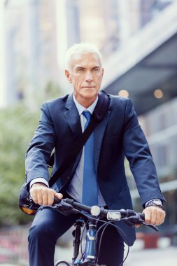 Başarılı bir iş adamı binicilik bisiklet