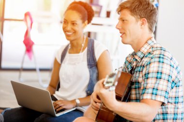 Genç Ofis çalışanları veya bir takım olarak öğrenciler