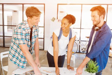 Genç Ofis çalışanları veya bir takım olarak öğrenciler