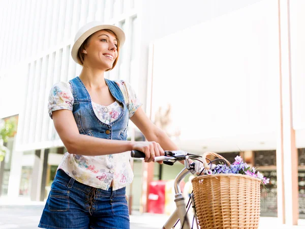 Mulher bonita andando de bicicleta — Fotografia de Stock