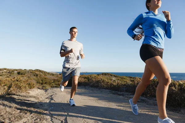 Sport runner dolgozik ki az élettársa beach jogging — Stock Fotó