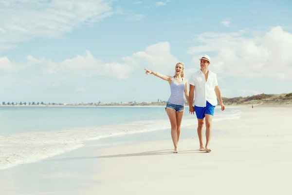 Romantische jonge paar op het strand — Stockfoto