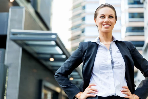 Retrato de mujer de negocios sonriendo al aire libre —  Fotos de Stock