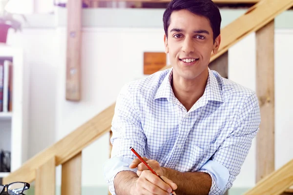 Retrato del joven en el cargo — Foto de Stock