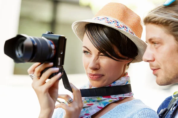 Smiling couple with the camera — Stock Photo, Image