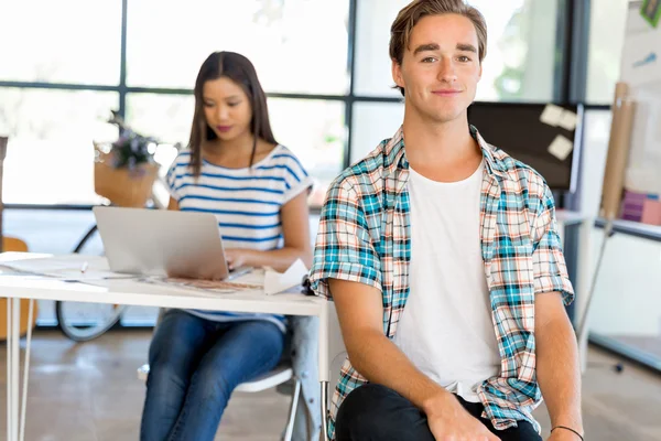 Jongeman aan het werk — Stockfoto