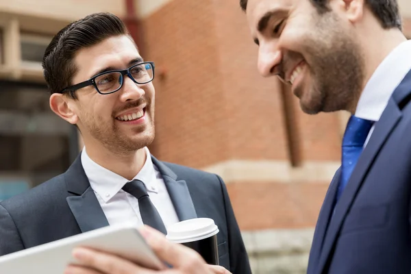 Twee zakenlieden praten buiten — Stockfoto