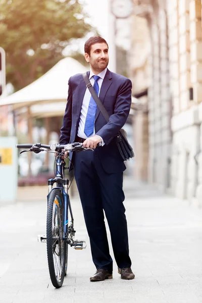 Homens de negócios jovens com uma bicicleta — Fotografia de Stock