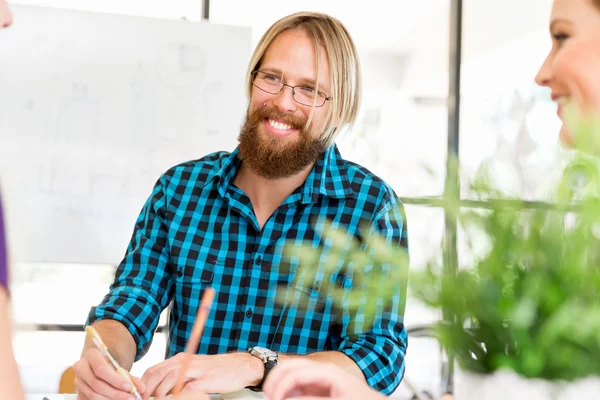 Unga kontorsanställda diskuterar — Stockfoto