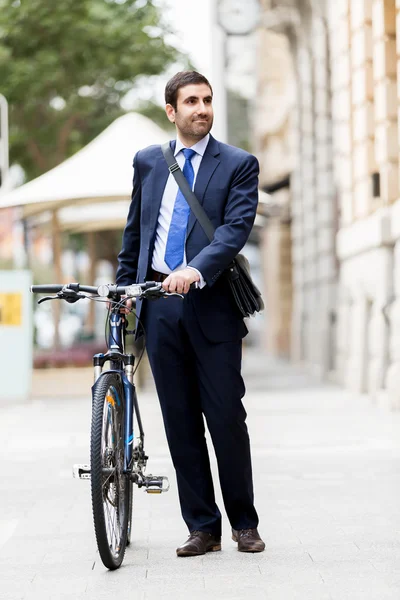 Jonge zakenmensen met een fiets — Stockfoto