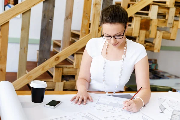 Jonge vrouw architect in kantoor — Stockfoto