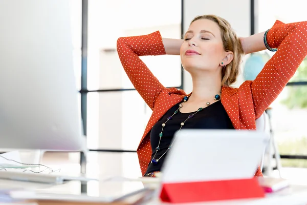 Young woman in office — Stock Photo, Image