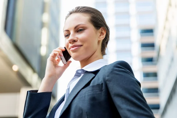 Portrait de femme d'affaires souriant en plein air — Photo