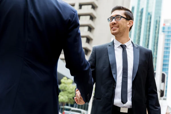 Dos hombres de negocios estrechando sus manos —  Fotos de Stock