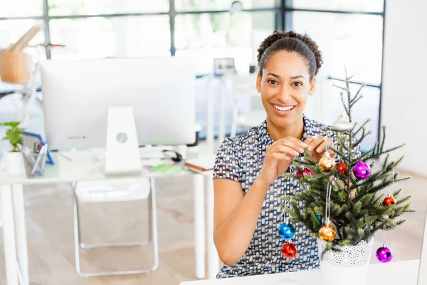 Noel ağacı ile işçisi kadın ofis gülümseyen portresi — Stok fotoğraf