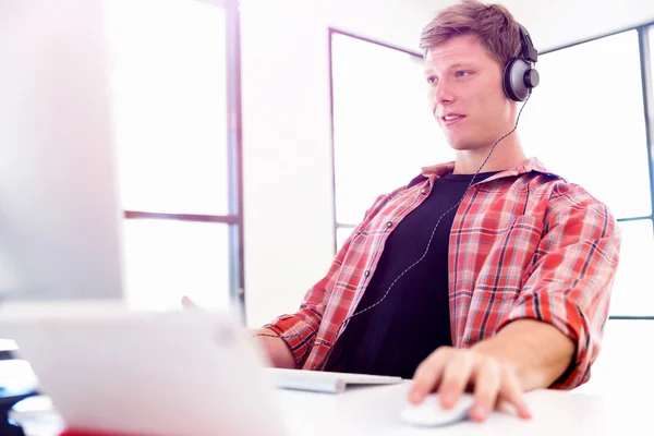 Junger Mann arbeitet im Büro — Stockfoto