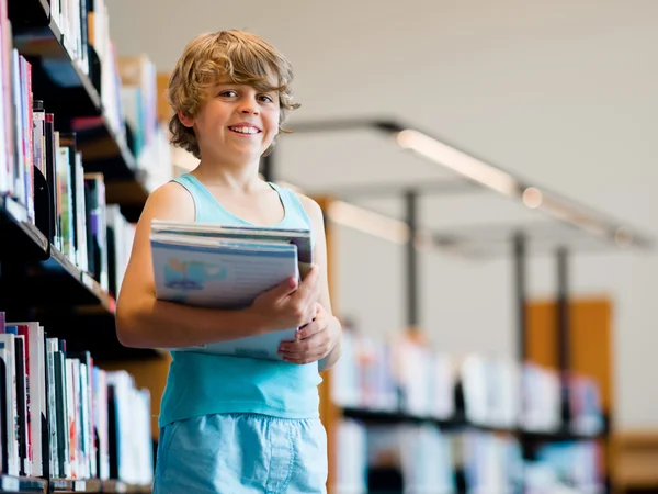 Мальчик в библиотеке — стоковое фото