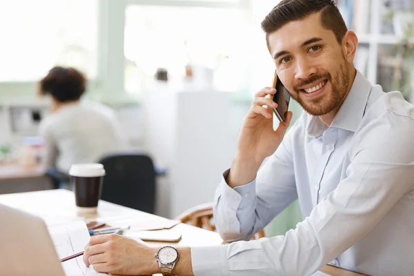 Jonge man in Office — Stockfoto