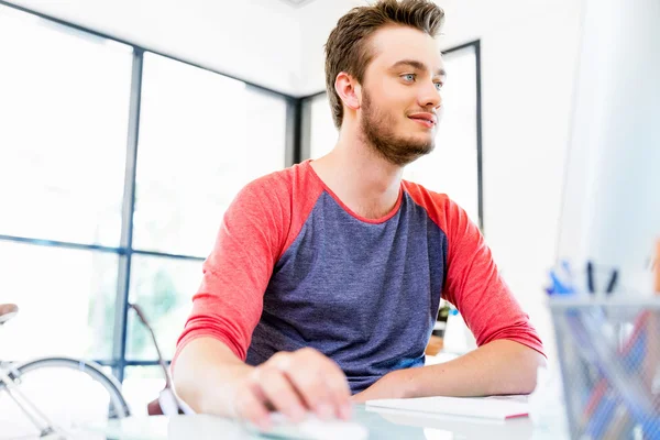 Giovane che lavora in ufficio — Foto Stock