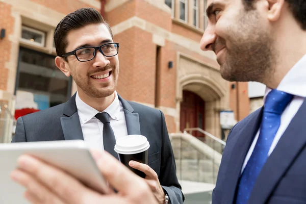 Dos hombres de negocios hablando al aire libre — Foto de Stock