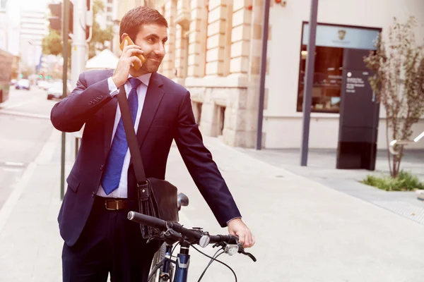 Jóvenes empresarios con una bicicleta —  Fotos de Stock