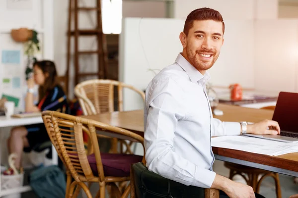 Jonge man in Office — Stockfoto