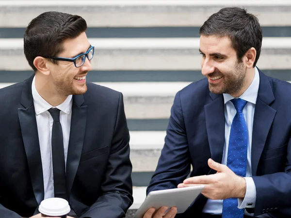 Twee zakenlieden praten buiten — Stockfoto