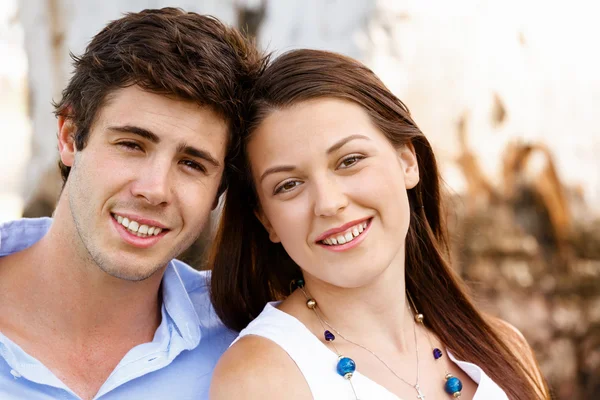 Jeune couple dans le parc — Photo