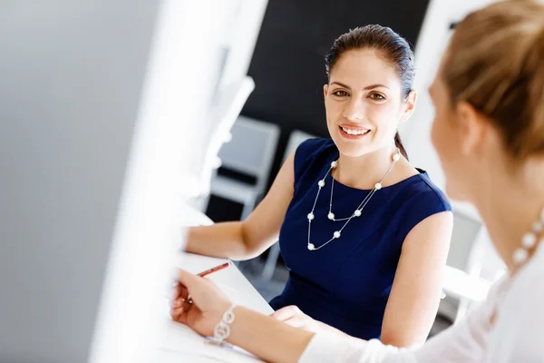 Two female colleagues in office — Stock Photo, Image