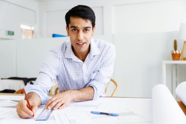 Genç adam mimar ofis