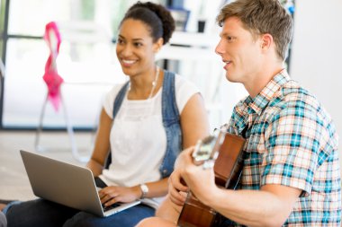Genç Ofis çalışanları veya öğrenciler