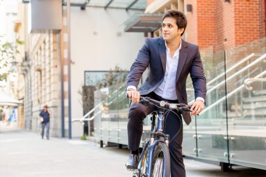 Başarılı bir iş adamı binicilik bisiklet
