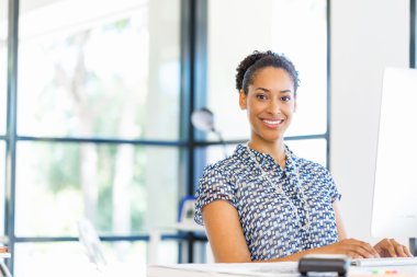 Afro-Amerikan ofis çalışanı iş içinde gülümseyen portresi