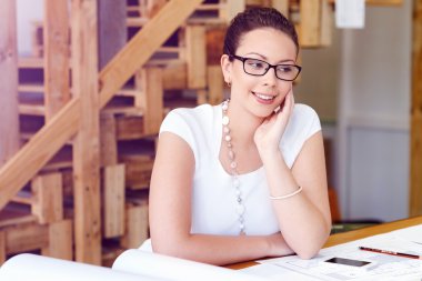 Genç kadın mimar ofis