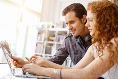 İki genç insan Office