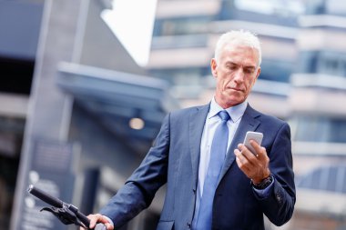 Cep telefonu ile bisiklet üzerinde başarılı iş adamı