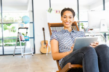 Afro-Amerikan ofis çalışanı iş içinde gülümseyen portresi