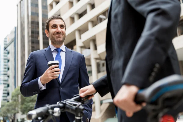 Jóvenes empresarios con una bicicleta — Foto de Stock