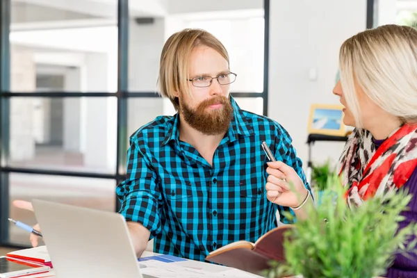 Two office workers at the desk — Stock Photo, Image