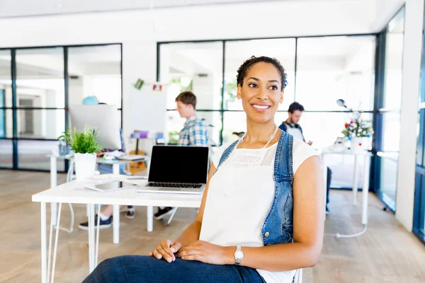 Portrait of smiling afro-american office worker in offfice with her colleagues — Stock Photo, Image