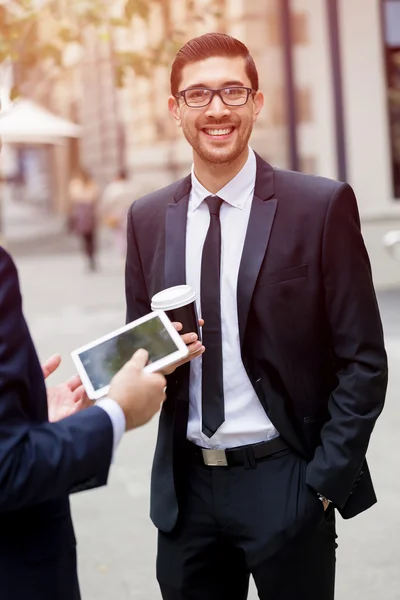 Porträtt av stilig affärsman utomhus — Stockfoto