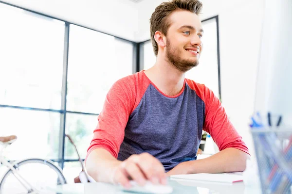 Junger Mann arbeitet im Büro — Stockfoto