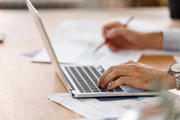 Desk and hands close up — Stock Photo, Image