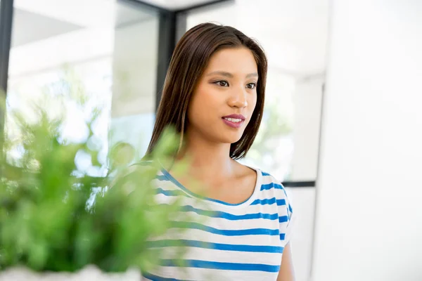 Junge Frau im Amt — Stockfoto