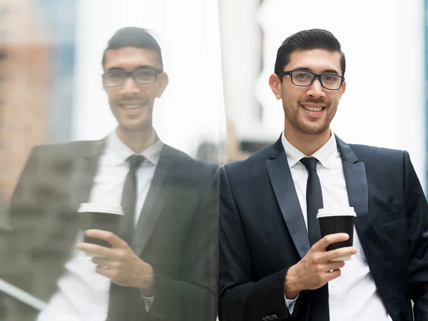 Retrato de hombre de negocios guapo Al aire libre — Foto de Stock