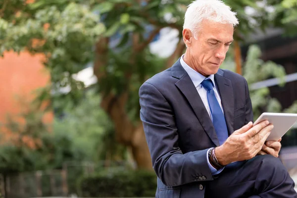 Senior-Geschäftsmann mit Touchpad — Stockfoto