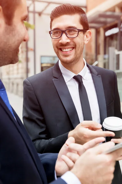 Zwei Geschäftsleute unterhalten sich im Freien — Stockfoto