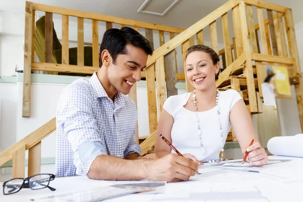 Dos jóvenes arquitectos en el cargo — Foto de Stock