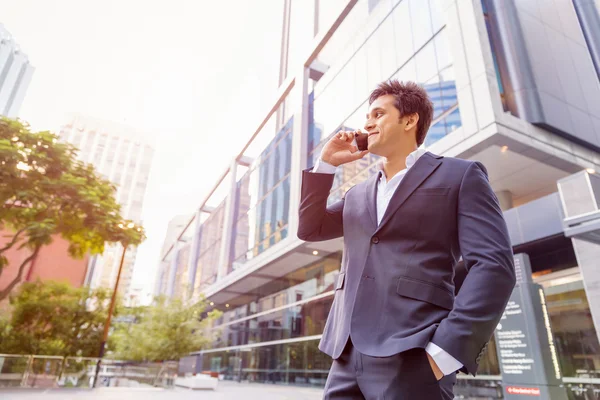 Retrato de empresario confiado al aire libre — Foto de Stock