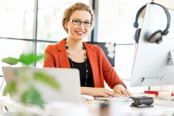 Junge Frau im Amt — Stockfoto